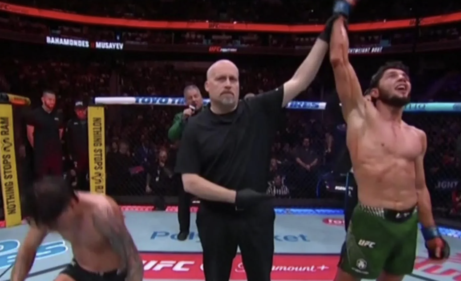 Tofiq Musayev rəqibini qana bələdi!