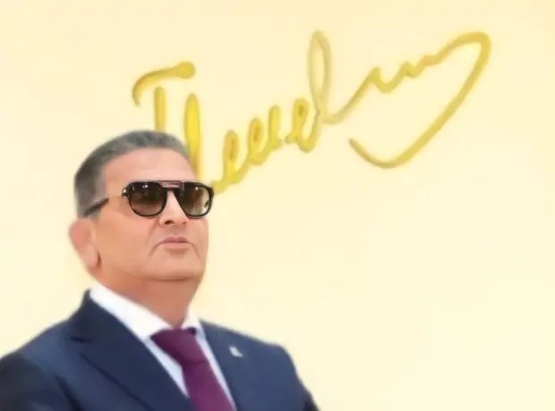 Saleh Səmədov vətəndaşlara yardım edir 