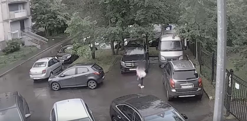 Qız məmurun maşınına bomba qoydu