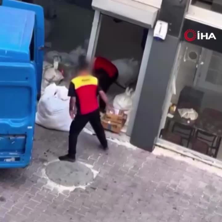 Karqo işçiləri yükləri belə yığır 