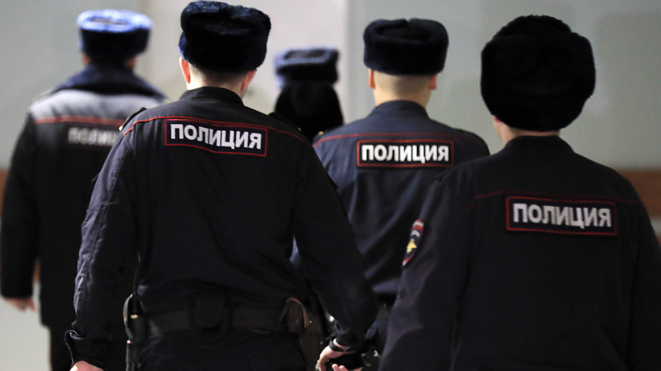 Polislə qızlar əlbəyaxa dava düşdü