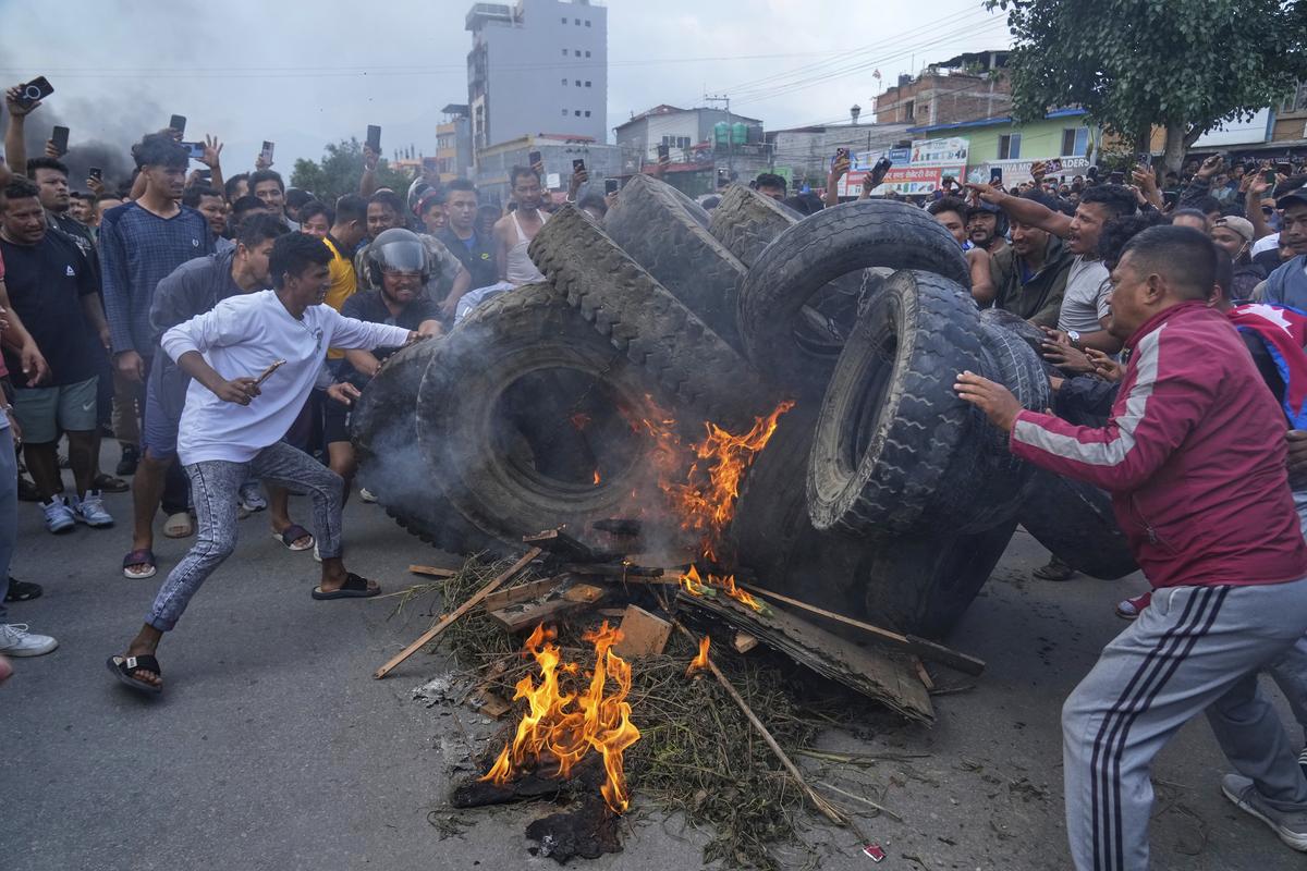 Nepalda baş naziri belə döydülər