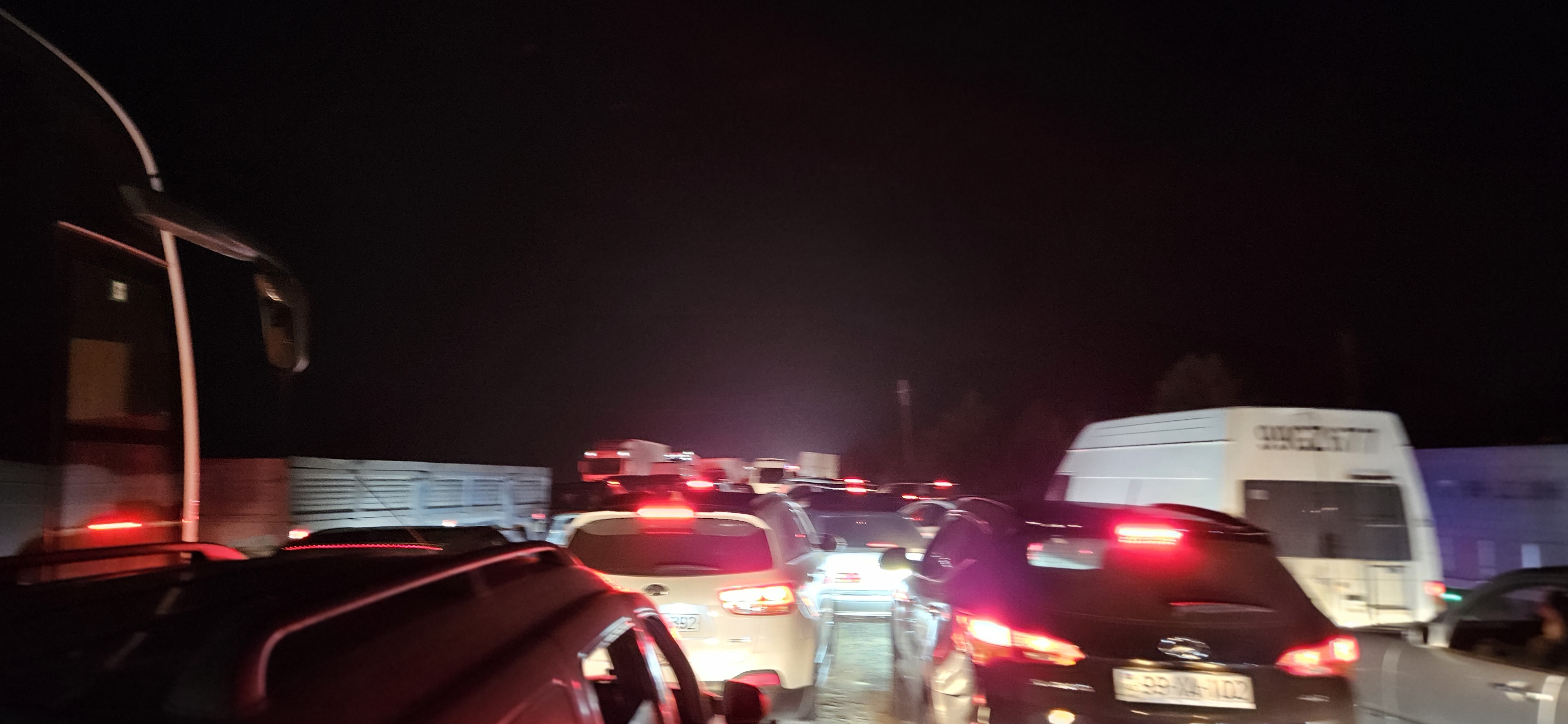 Minlərlə maşın yolda qalıb