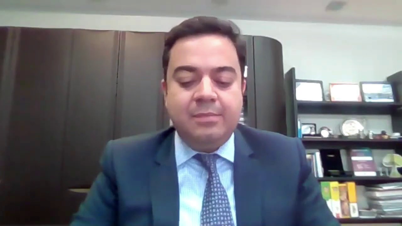 Milçək məmuur çıxılmaz duruma saldı