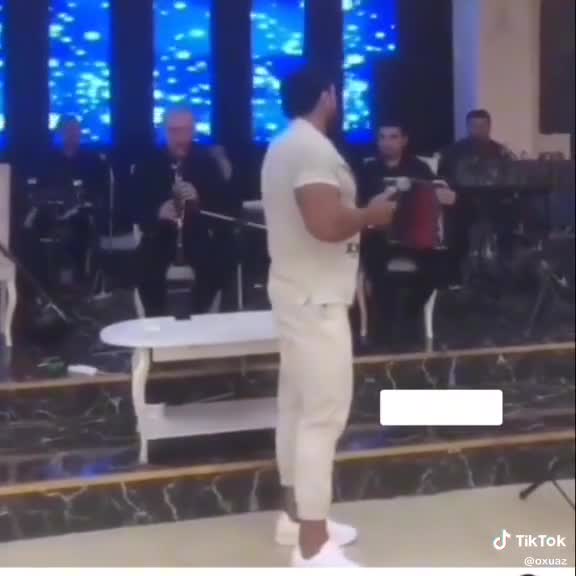 İdman geyimində muğam oxuyan xanəndə