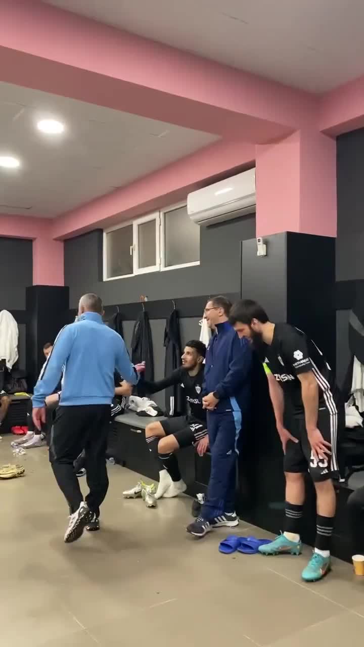 Qurban Qurbanovdan futbolçusuna qarşı hörmətsizlik