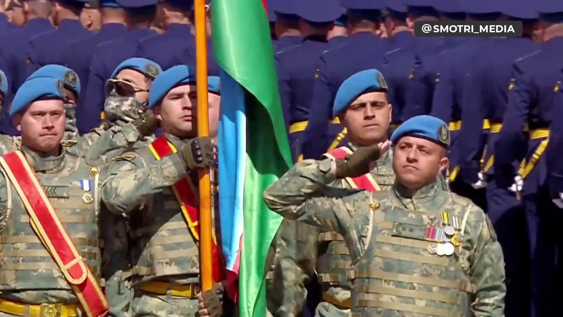 Azərbaycan hərbçiləri Qələbə Paradından birinci keçdi