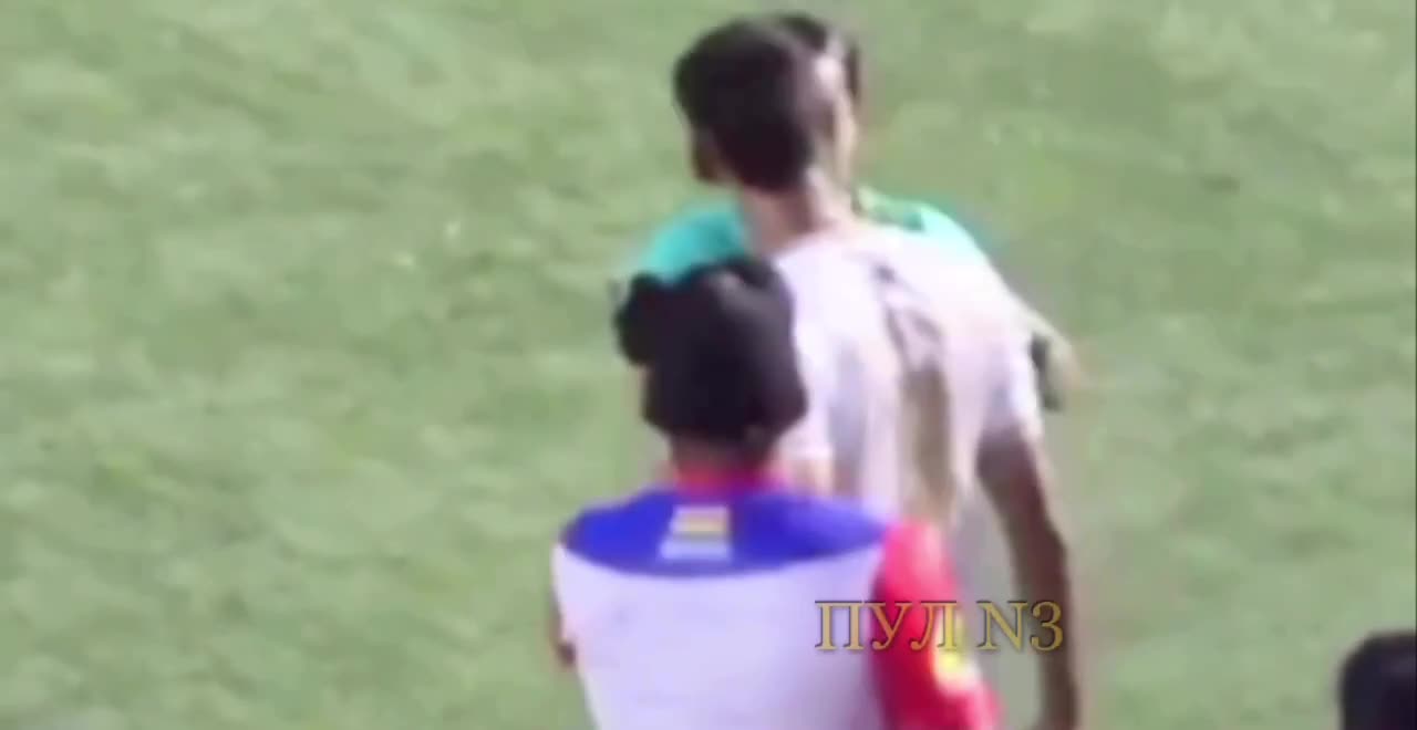 Futbolçu qadın hakimi şillə ilə vurdu