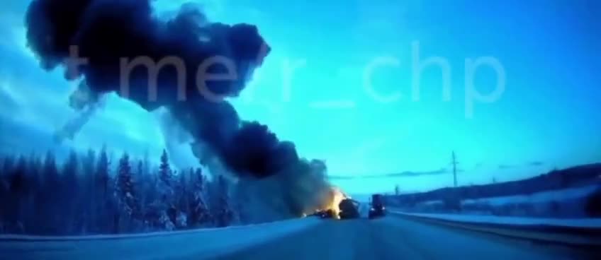 Benzin daşıyan maşın yük avtomobili ilə toqquşaraq partladı