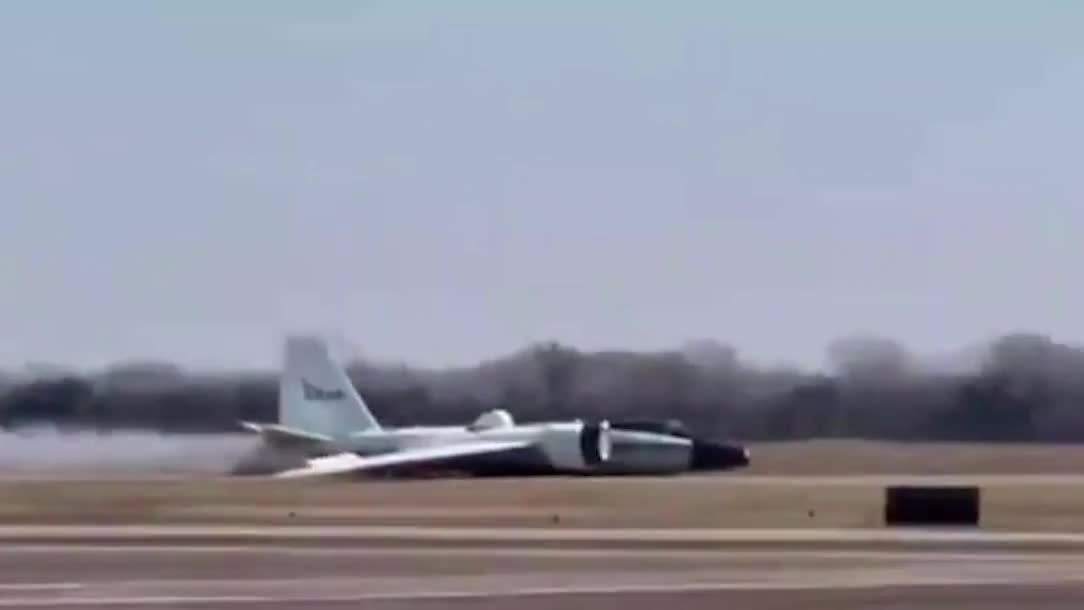 Təyyarə şassi olmadan eniş etdi