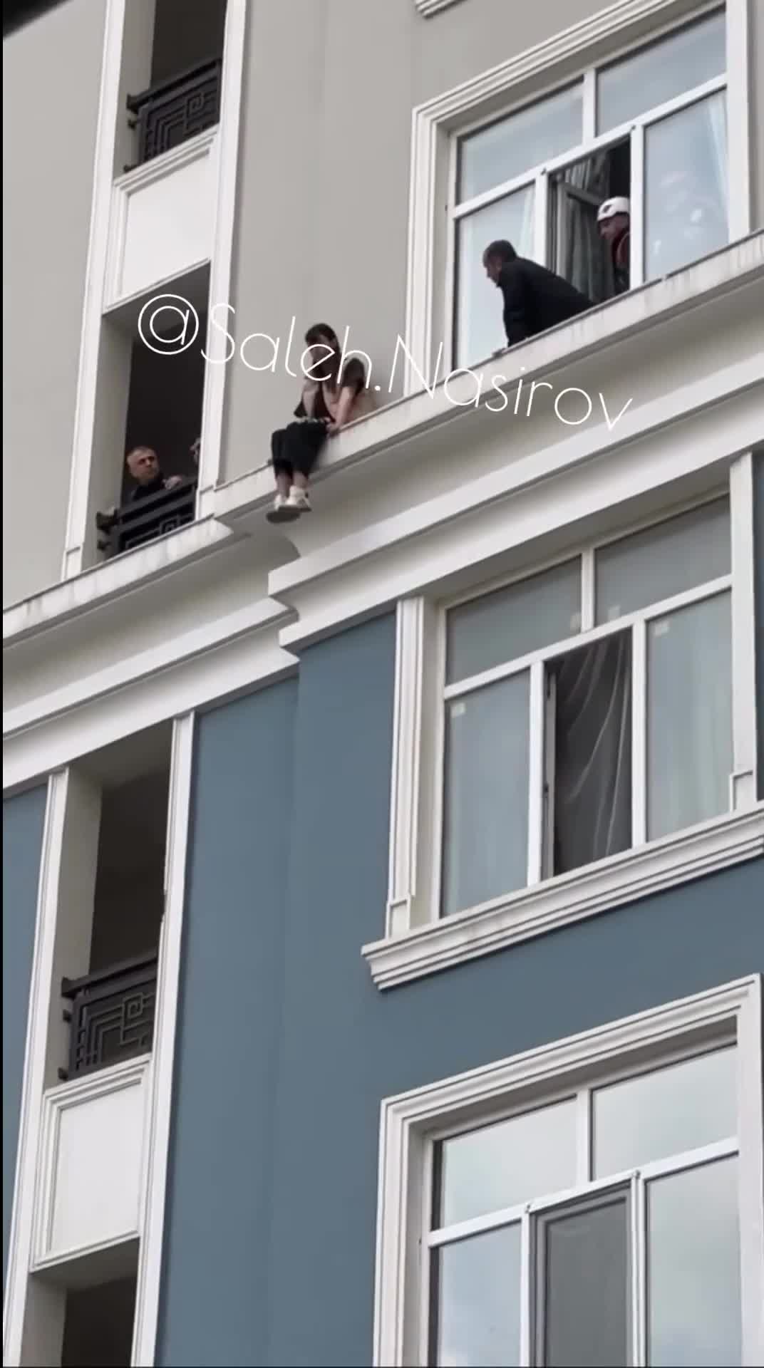 Bakıda intihar etmək istəyən gənc xilas edildi