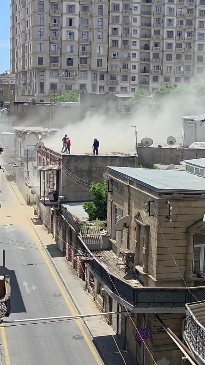 Bakıda söküntü zamanı ətrafa toz yayıldı