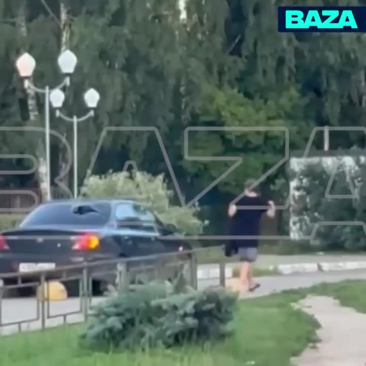 Qadın balta ilə sürücülərə hücum etdi