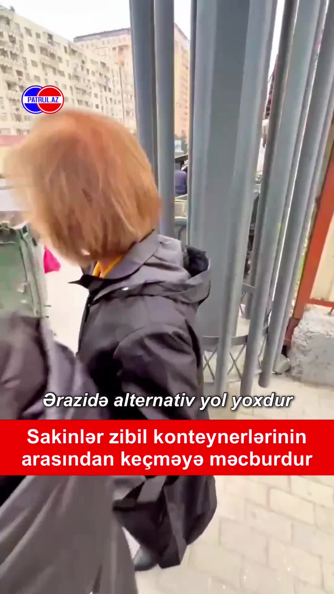 Sakinlər zibil konteynerlərinin arasından keçməyə məcburdur