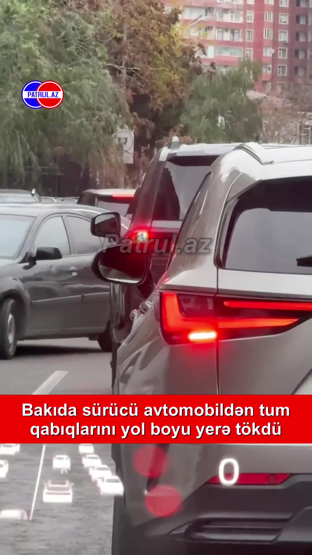 Bakıda sürücü avtomobildən tum qabıqlarını yol boyu yerə tökdü