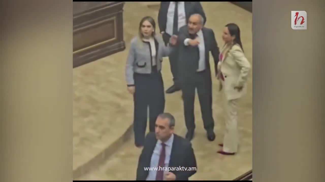 Paşinyan deputatla mübahisə etdi, hücum etməyə çalışdı 