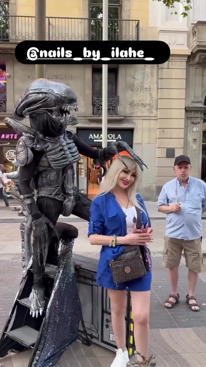 Məleykə Əsədova dinozavrla görüntüləndi 