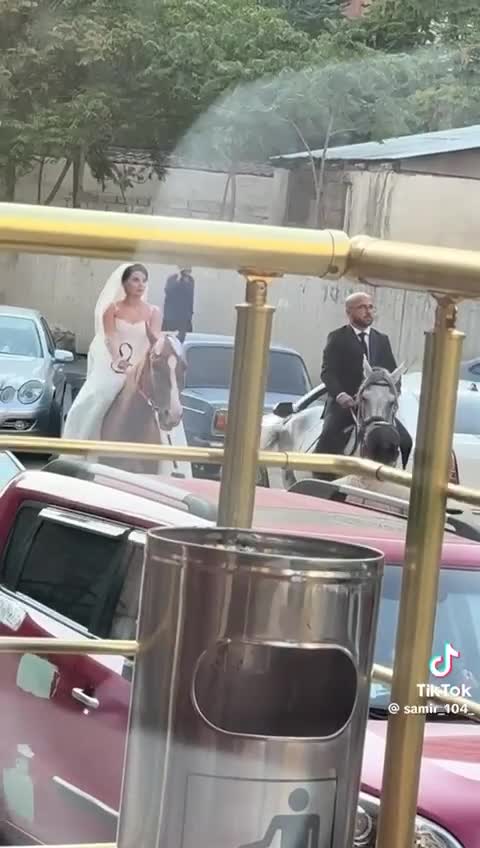 Bəylə gəlin restorana atla gəldi