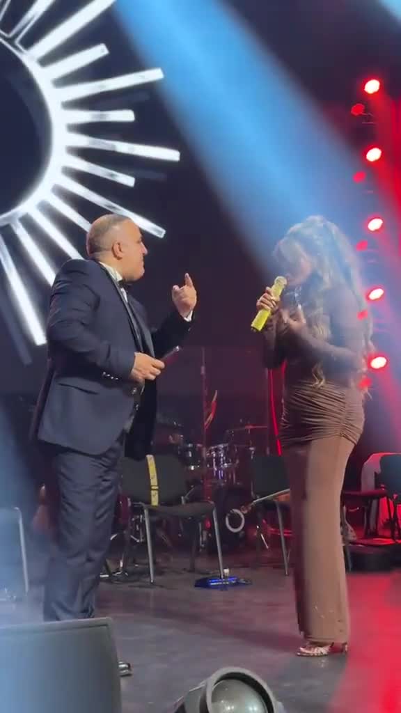 Aygün Kazımova xanəndəni səhnədə pərt etdi