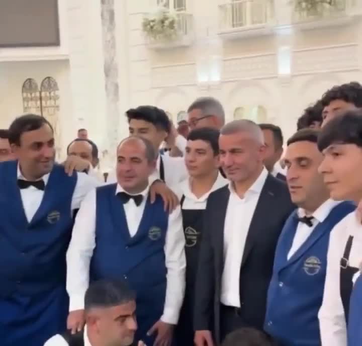 Qurban Qurbanovun ofisiantlarla görüntüsü gündəm oldu 