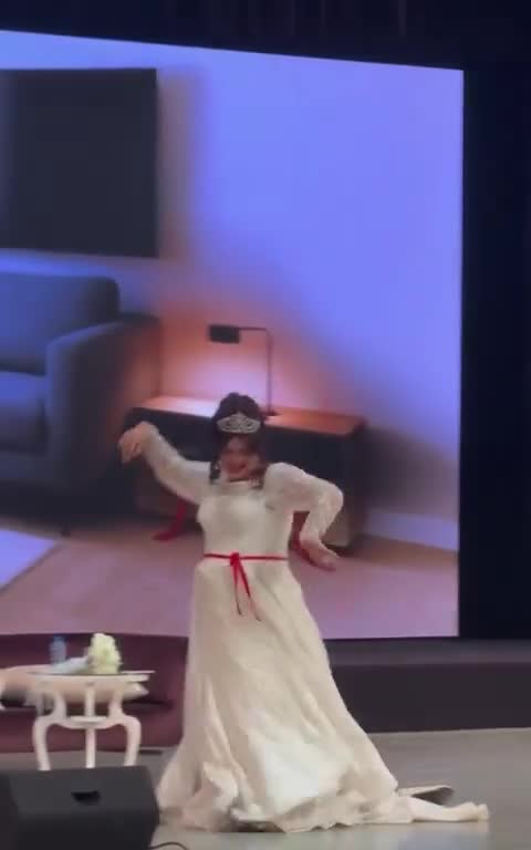 Coşqunun gəlinliklə səhnəyə çıxması müzakirə yaratdı