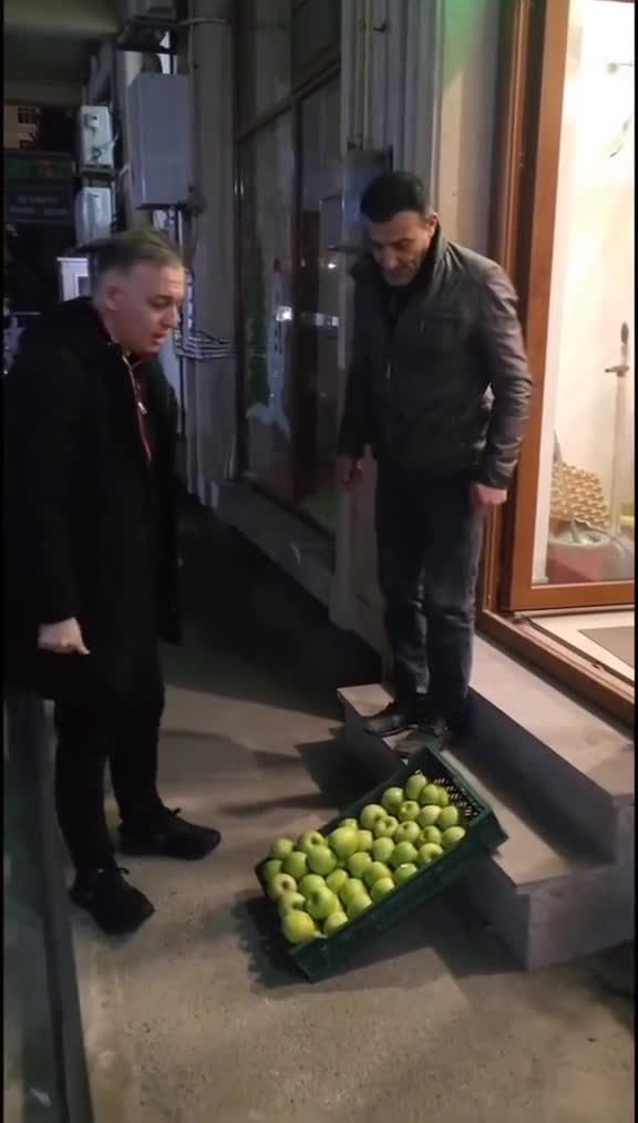 Məşhur musiqiçi məmura dərs verdi 