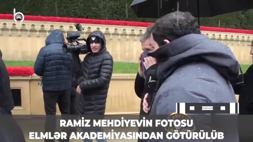 Ramiz Mehdiyevin fotosu AMEA-da divardan asılıb?