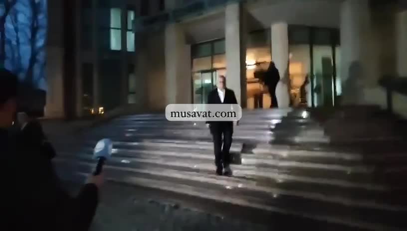 Kamran Əsədov jurnalistlərin suallarını cavabsız qoyaraq qaçdı