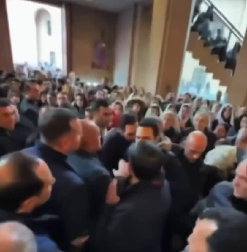 Paşinyana kilsədə yumruq atdılar 