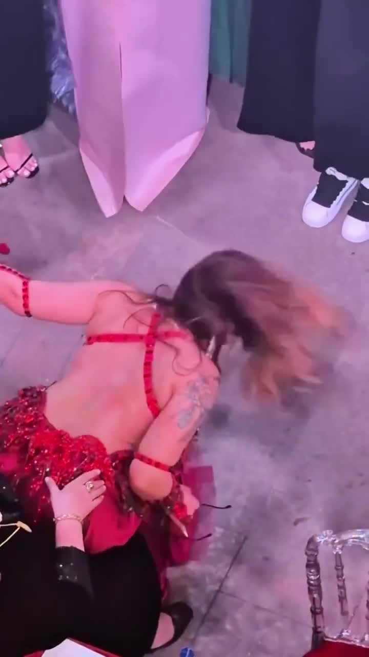 Rəqqasədən biabırçı hərəkət: Ağbirçəyin qarşısında etdikləri