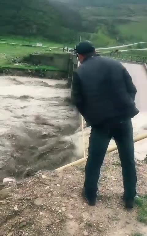 Siyəzəndə körpü uçdu 