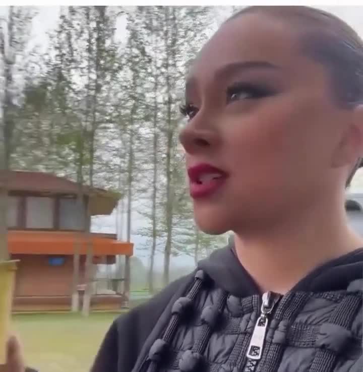 "Nəyi müzakirə edirsiniz, lütəm?"