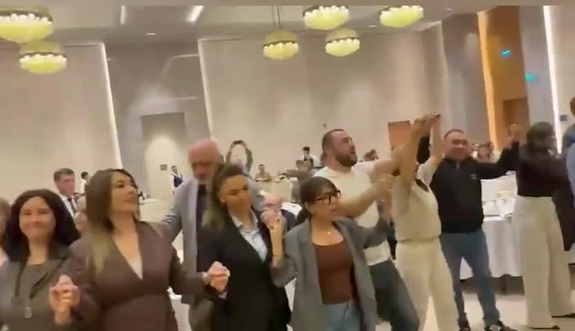 Xarici diplomatlar Şuşada yallı getdi