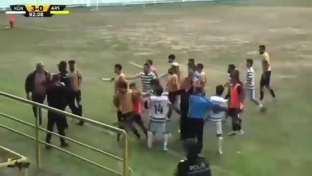 Azərbaycan çempionatında azarkeşlər futbolçuları döyməyə çalışdı 