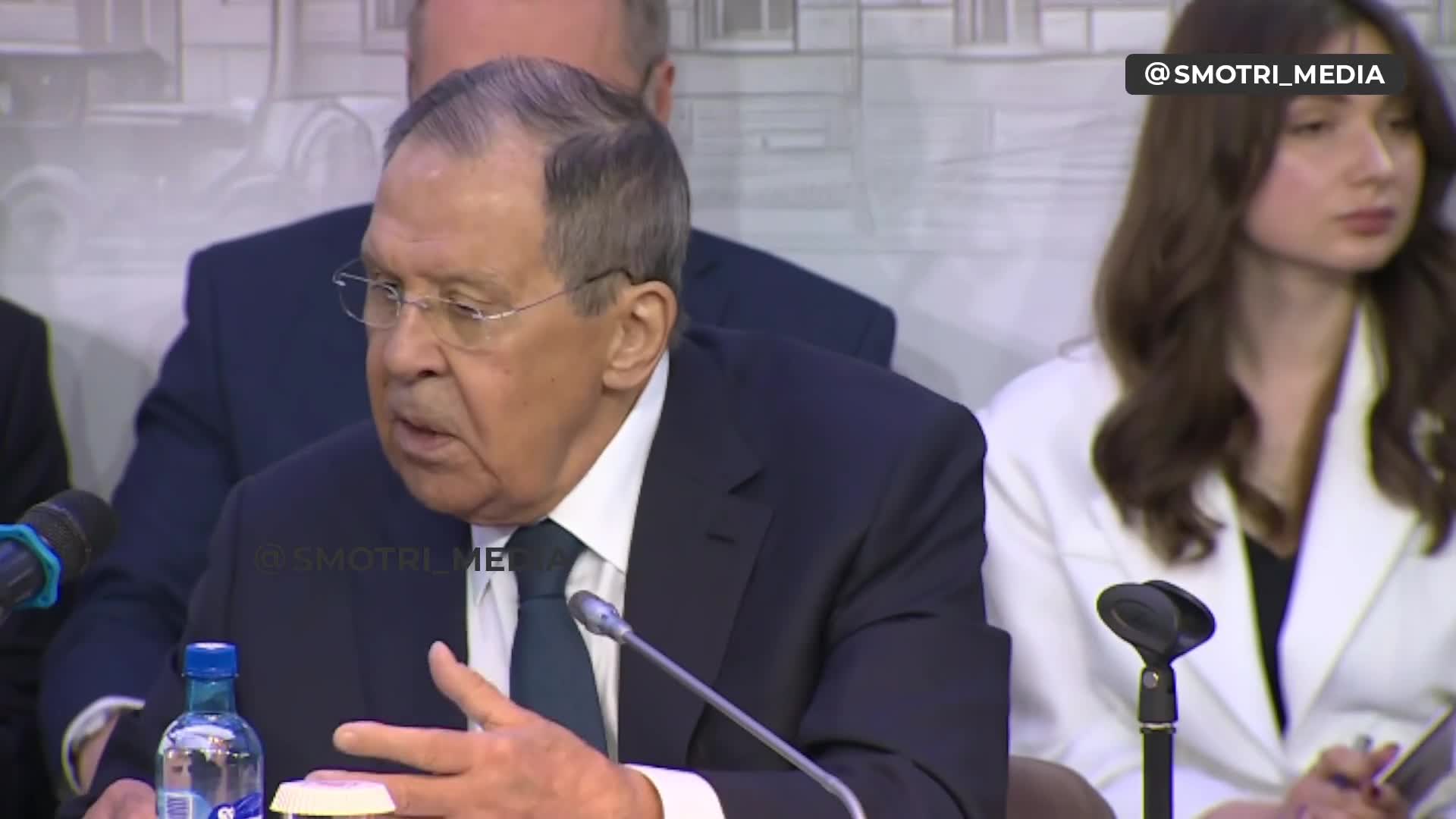 Sergey Lavrov jurnalistlərlə görüşdə söyuş söydü