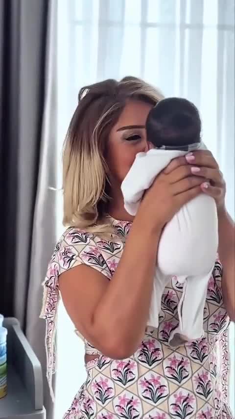 Çinarə qızı Mədinəni göstərdi 
