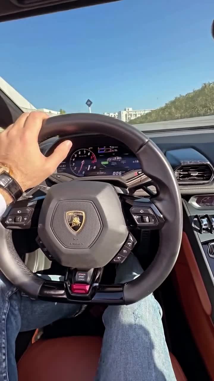 Rüfət Axundov bu dəfə “Lamborghini”si ilə 