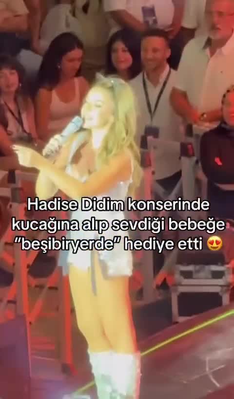 Konsertinə gələn körpəyə 7200 manatlıq jest etdi