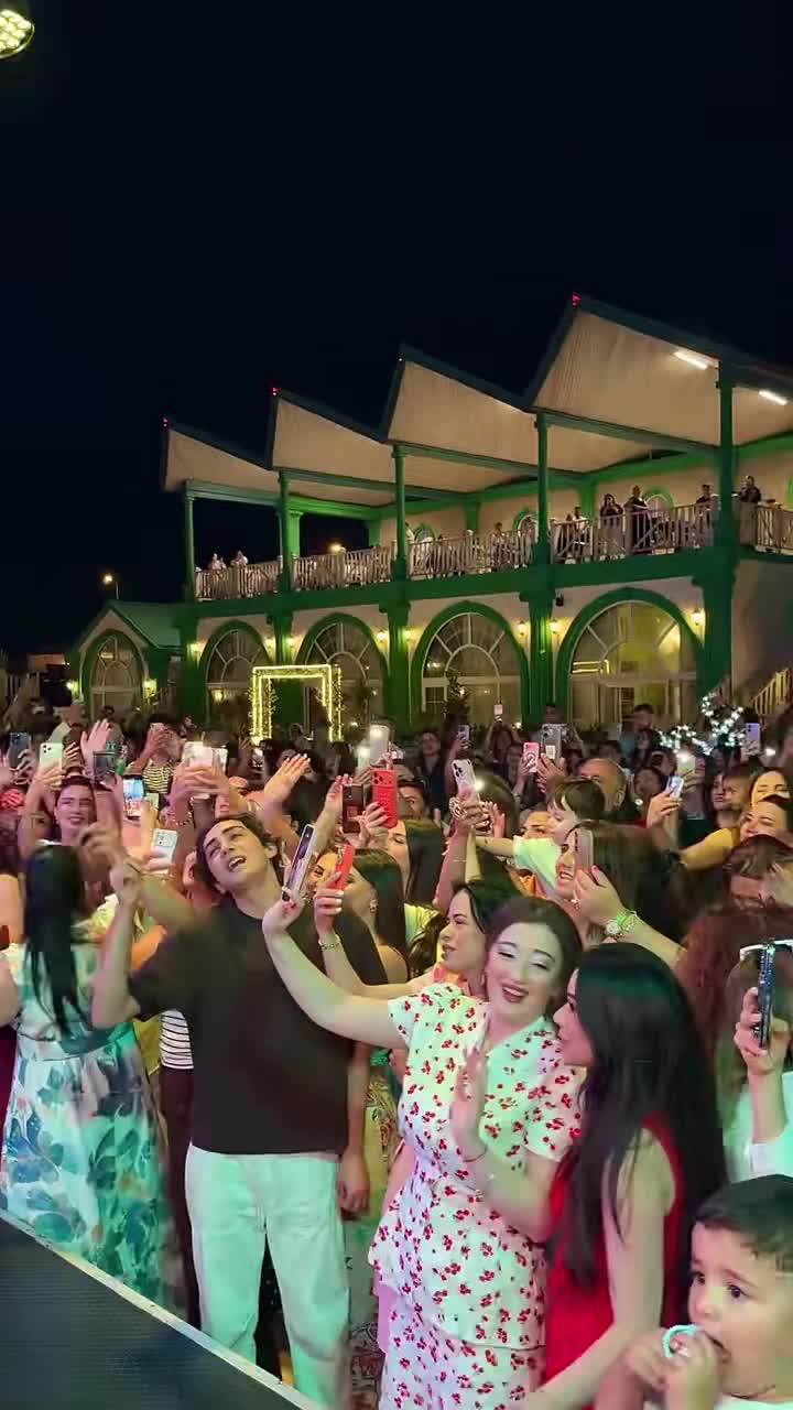 Rəqsanə İsmayılova geyimi ilə göz qamaşdırdı -