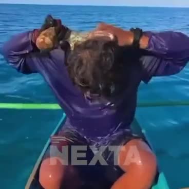 Osminoq balıqçının üzünü parçalayacaqdı 