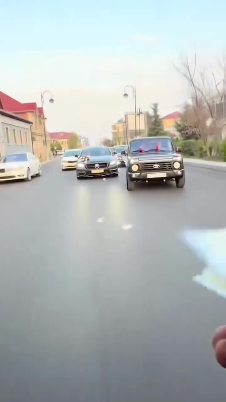 Küçələrə pul səpilən toy karvanı