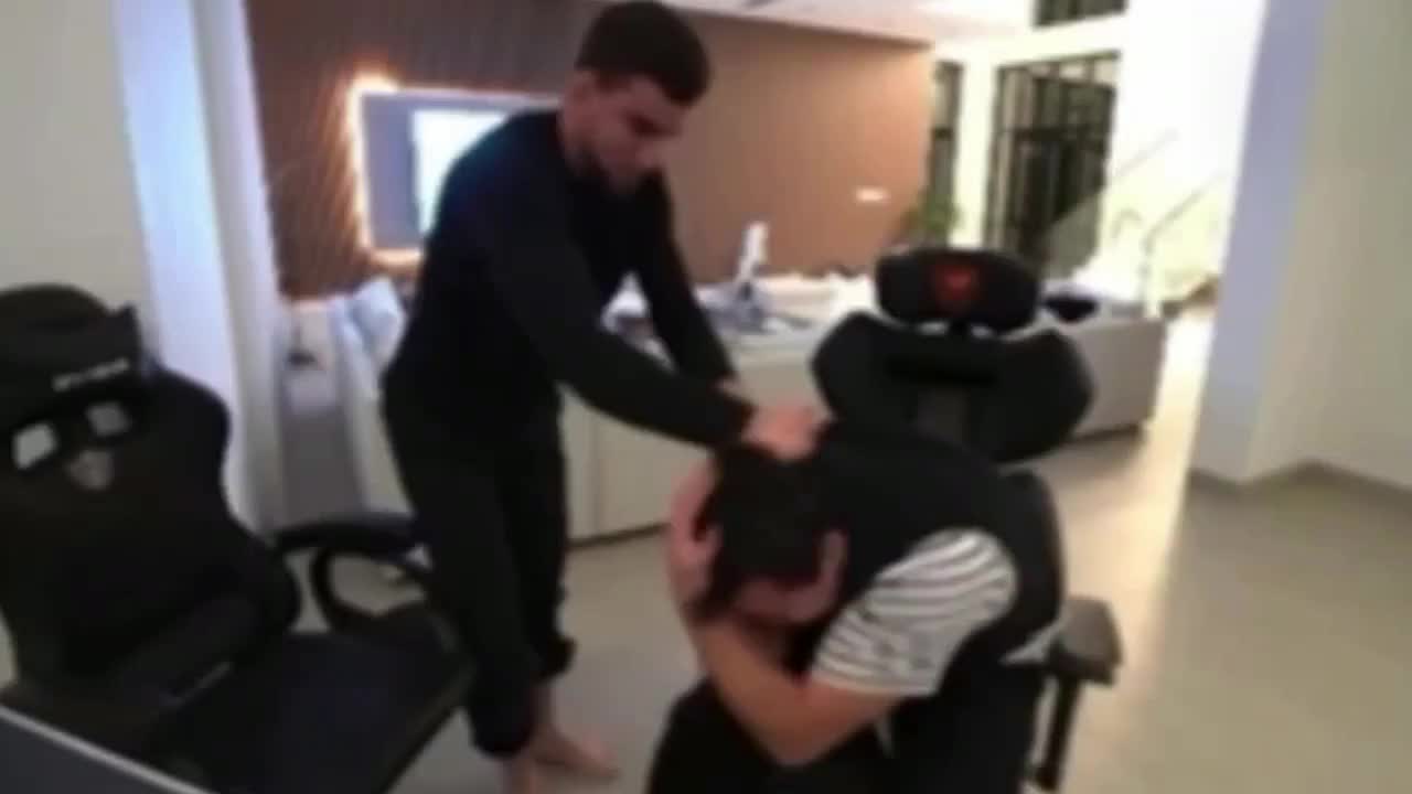 Bloggeri yerə yıxıb təpiklədi