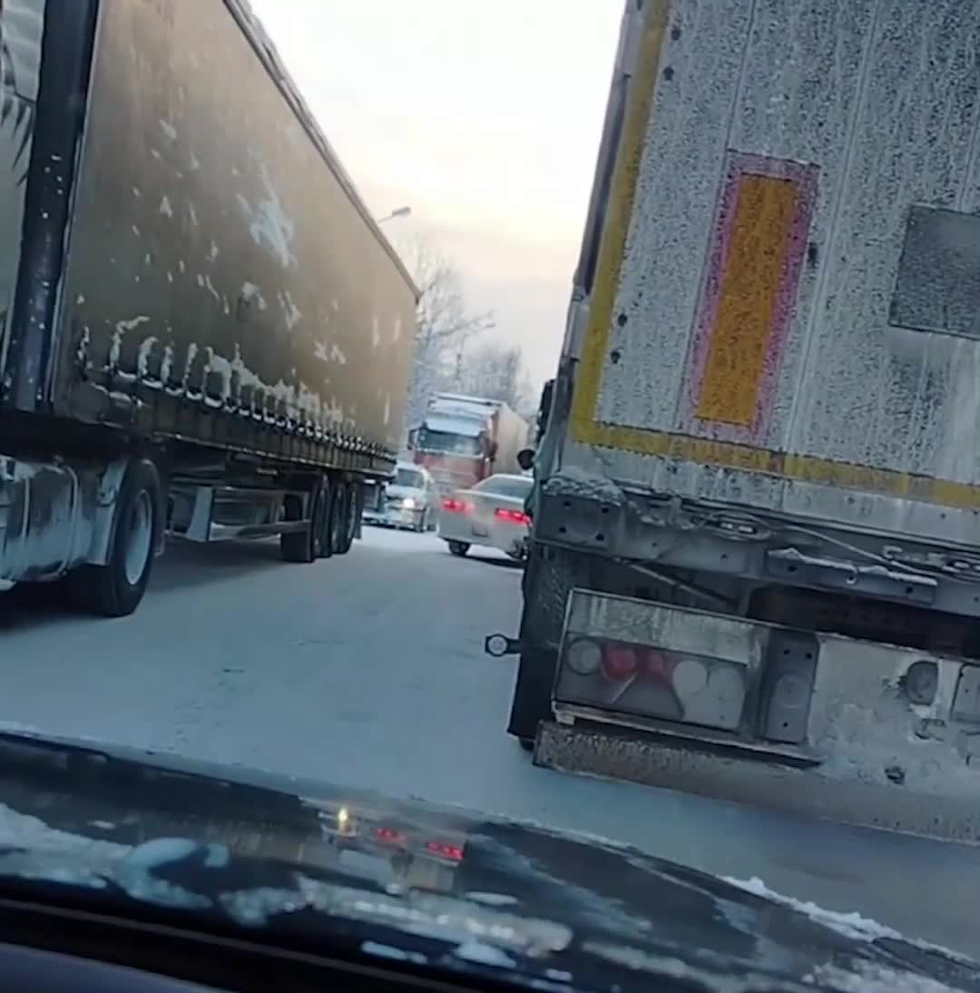 85 km uzunluqda tıxac