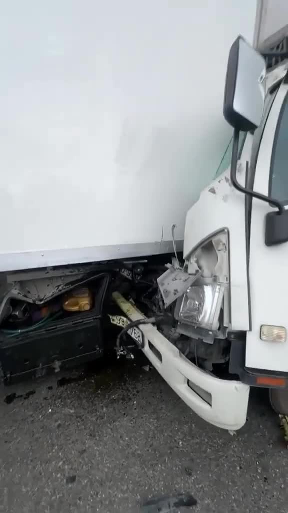 İki yük naşını toqquşdu