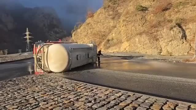 Sement dolu maşın aşdı