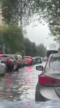 Bakı yağışa təslim oldu