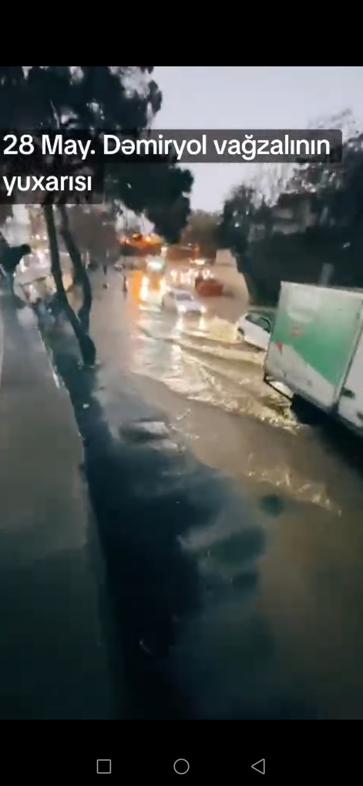 "28 May"da yolları su basdı