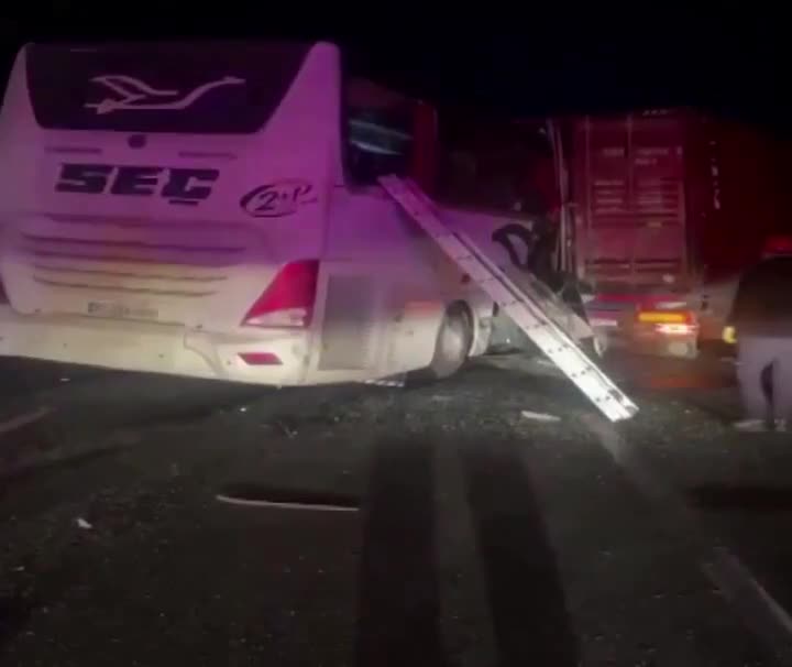 Avtobus TIR-a çırpıldı