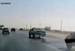 Avtomobili 3 təkərlə sürdü