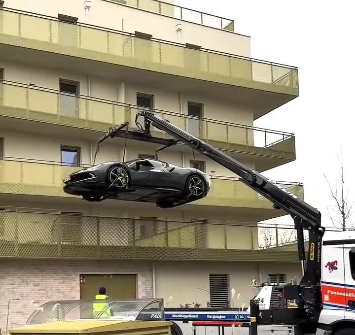 Bahalı maşınını balkonuna qaldırdı